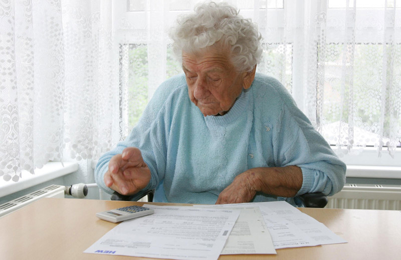 Pflegeheimkosten steigen: Eigenanteil kratzt an 3.000 Euro